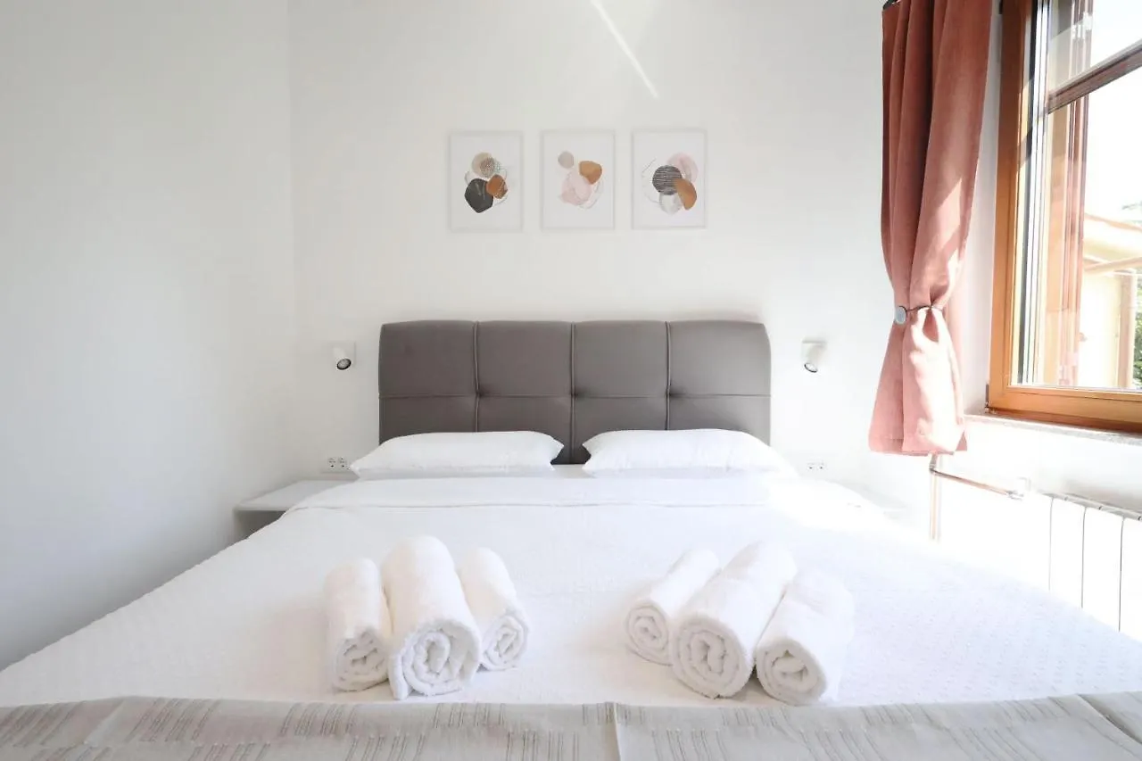Apartments Maestral Medulin 0*,
